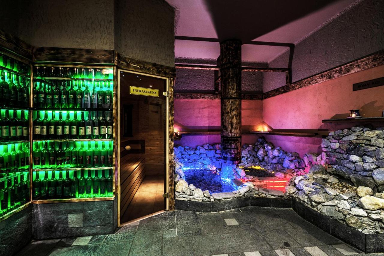 Hotel Korona Wellness, Rendezveny Es Borszalloda Егер Екстериор снимка