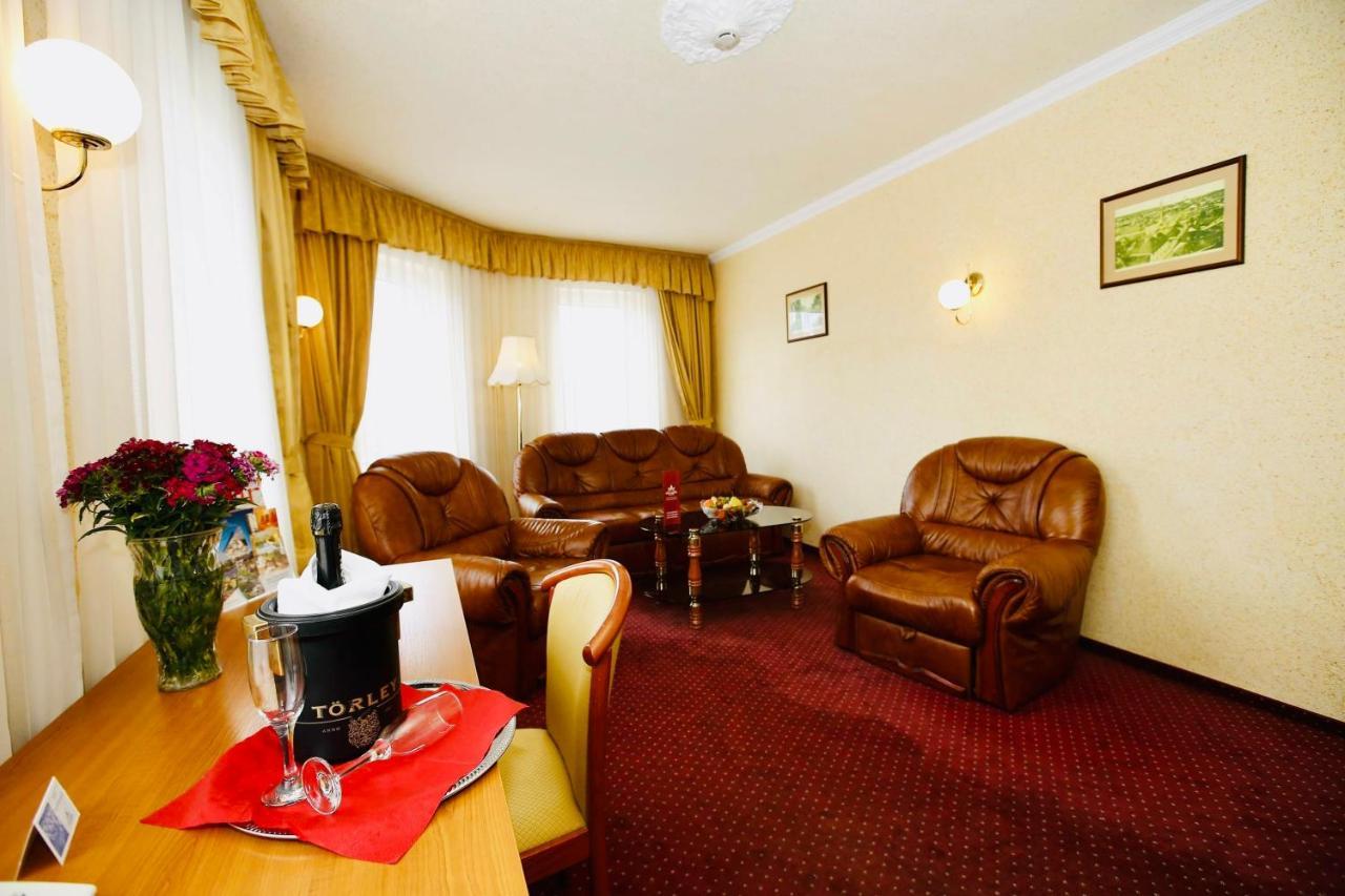 Hotel Korona Wellness, Rendezveny Es Borszalloda Егер Стая снимка