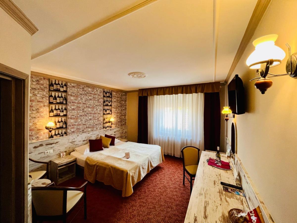 Hotel Korona Wellness, Rendezveny Es Borszalloda Егер Екстериор снимка