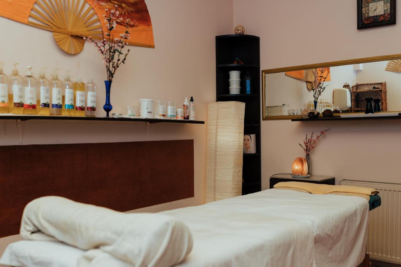 Hotel Korona Wellness, Rendezveny Es Borszalloda Егер Екстериор снимка