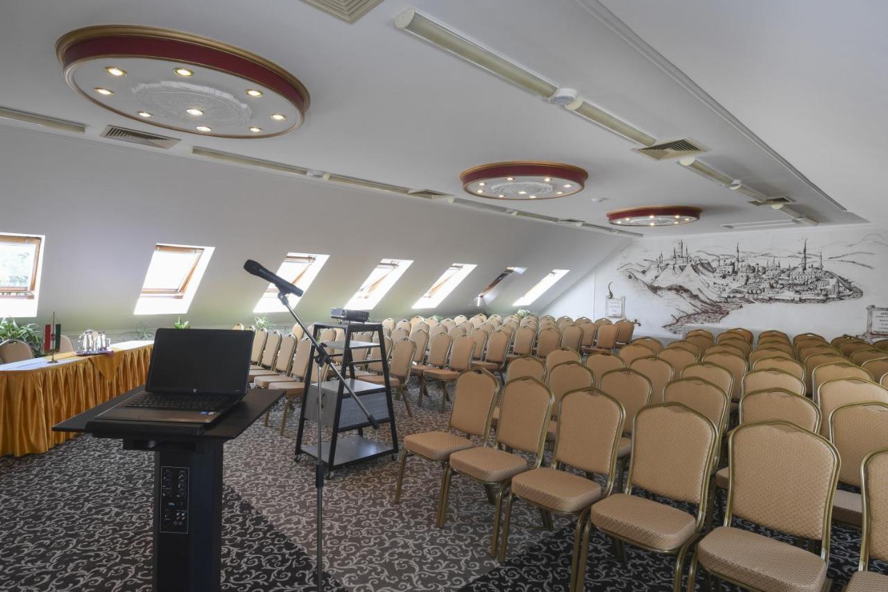 Hotel Korona Wellness, Rendezveny Es Borszalloda Егер Екстериор снимка