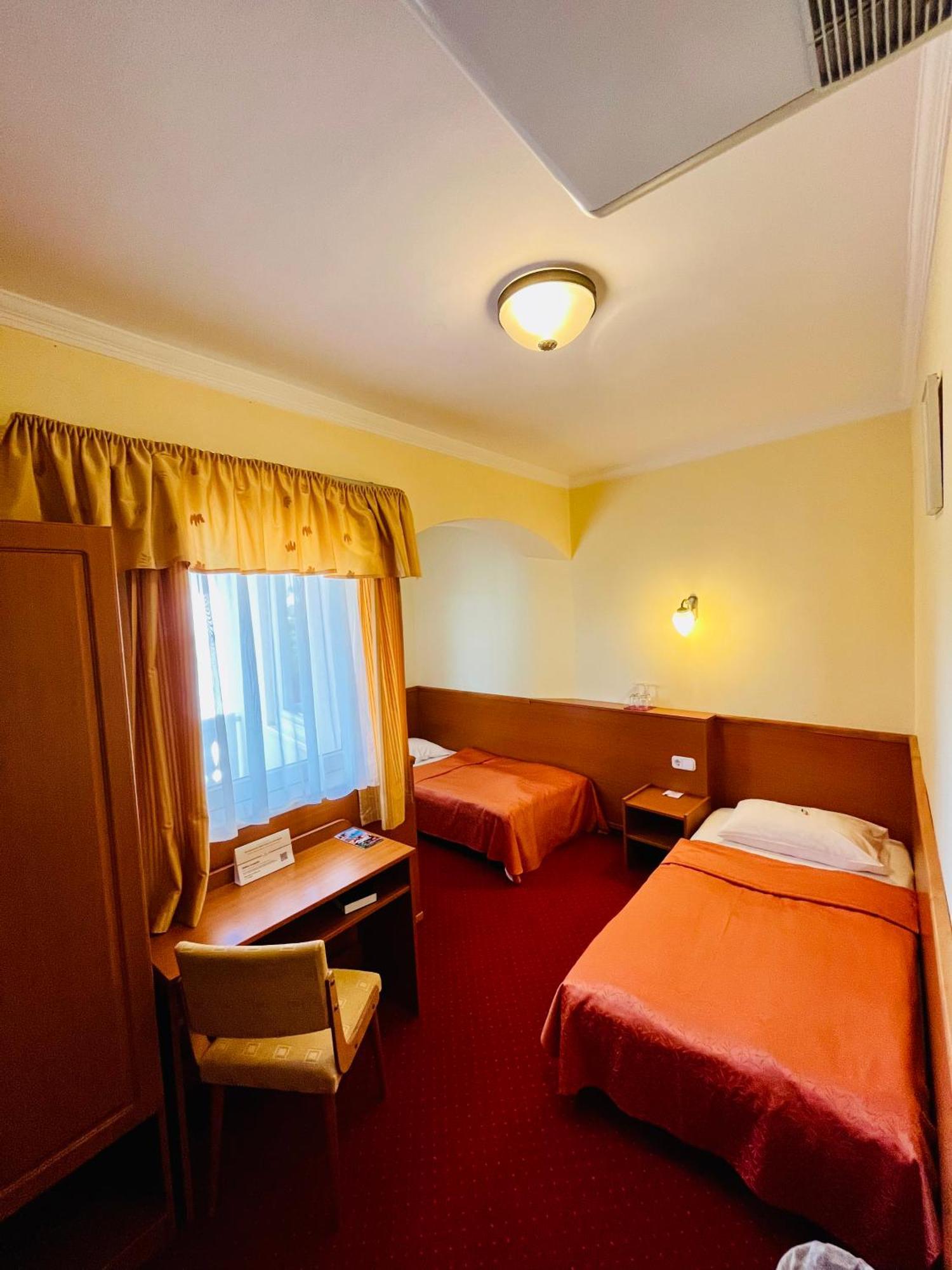 Hotel Korona Wellness, Rendezveny Es Borszalloda Егер Стая снимка
