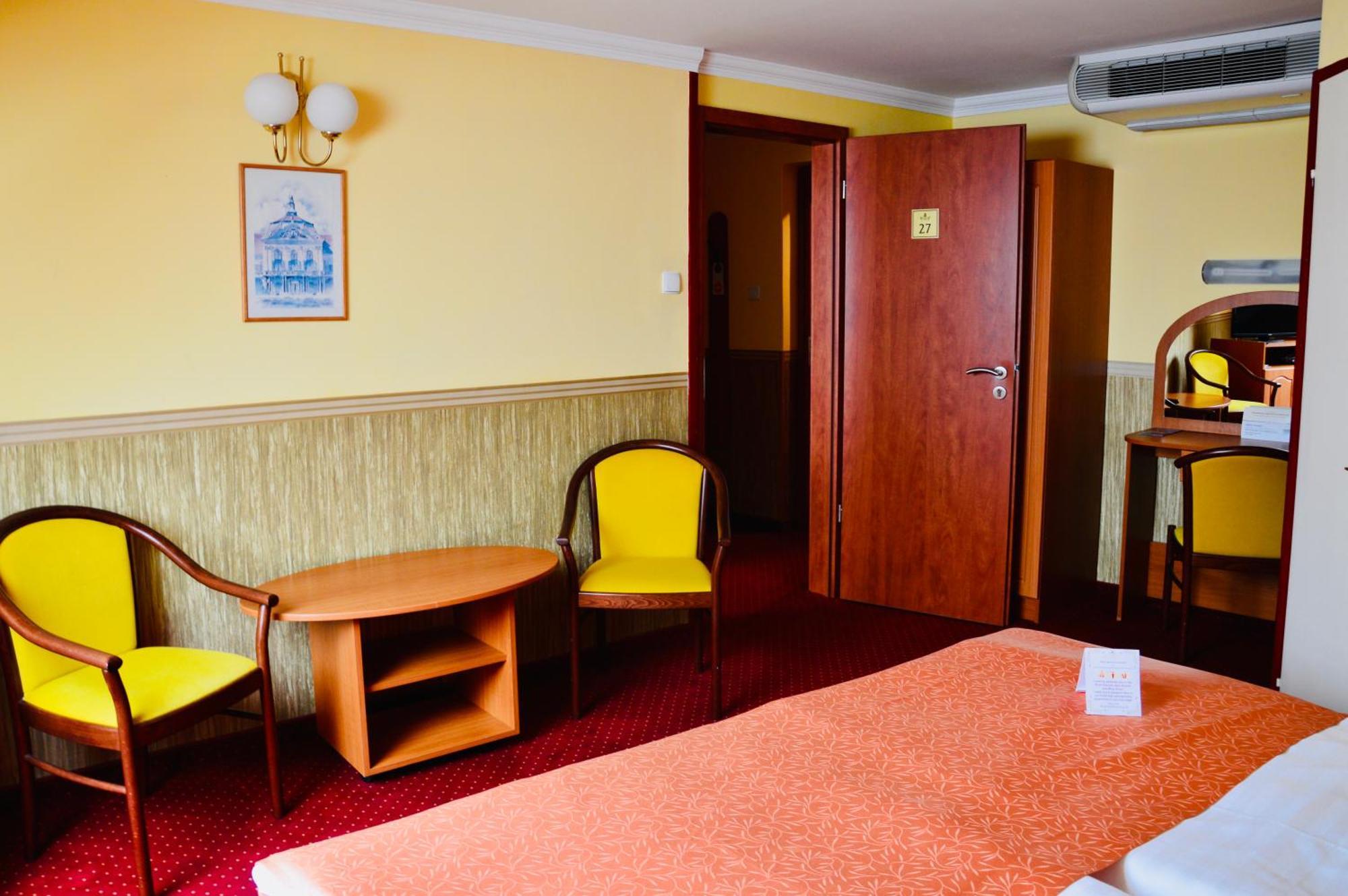 Hotel Korona Wellness, Rendezveny Es Borszalloda Егер Екстериор снимка