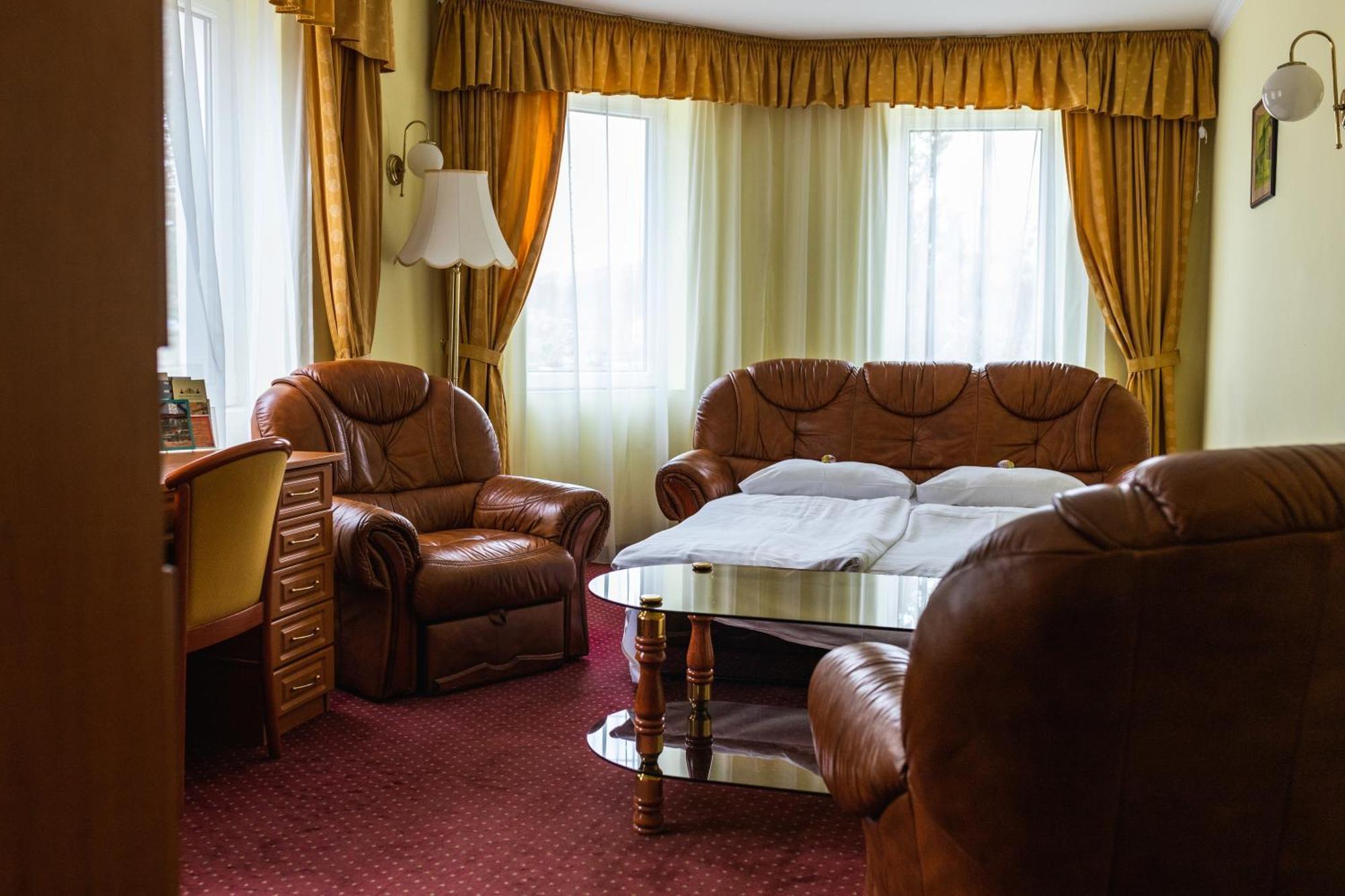 Hotel Korona Wellness, Rendezveny Es Borszalloda Егер Стая снимка