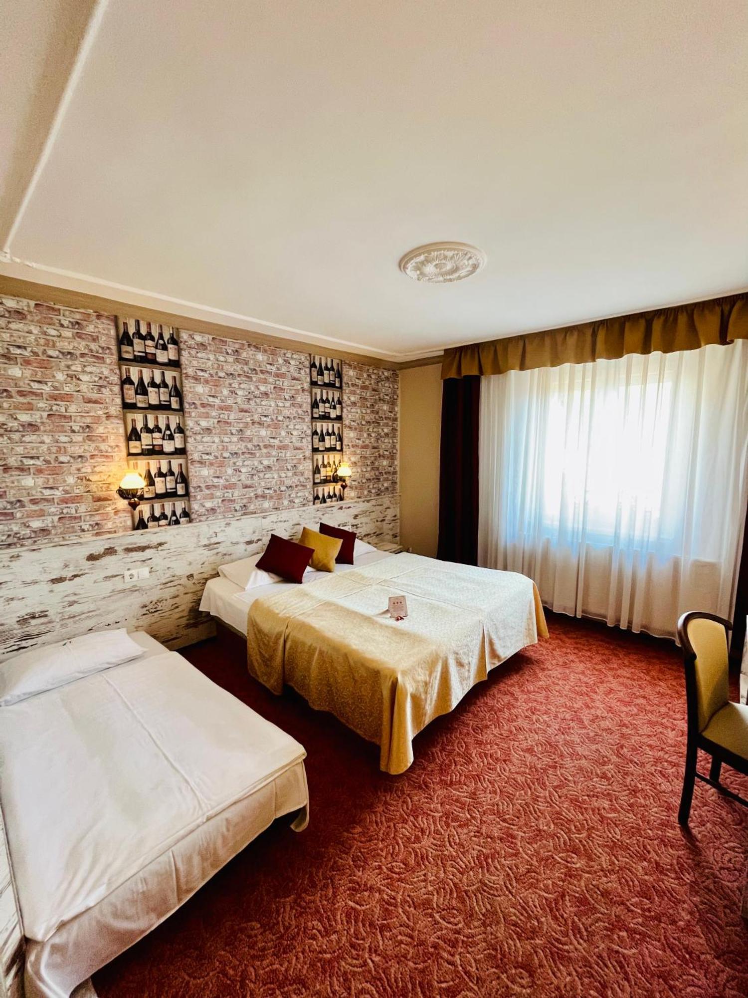 Hotel Korona Wellness, Rendezveny Es Borszalloda Егер Стая снимка