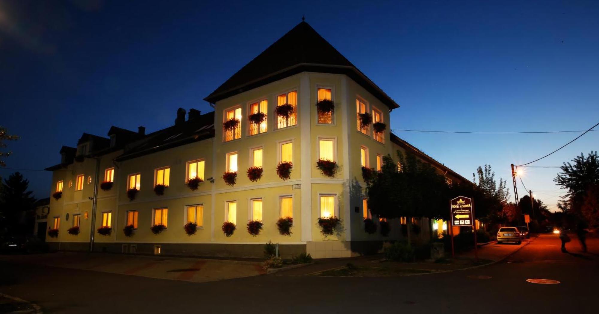 Hotel Korona Wellness, Rendezveny Es Borszalloda Егер Екстериор снимка