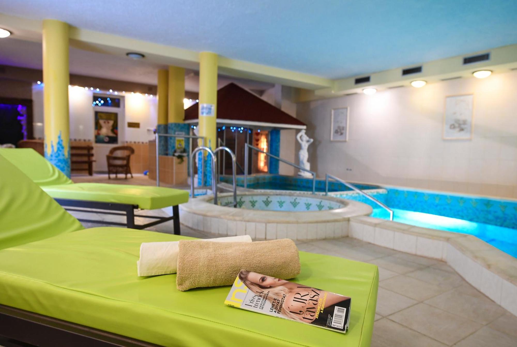 Hotel Korona Wellness, Rendezveny Es Borszalloda Егер Екстериор снимка