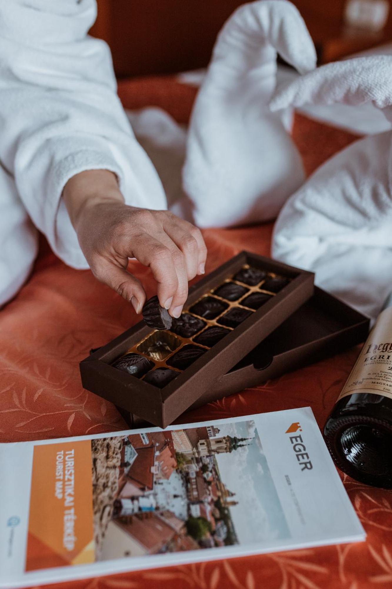 Hotel Korona Wellness, Rendezveny Es Borszalloda Егер Екстериор снимка
