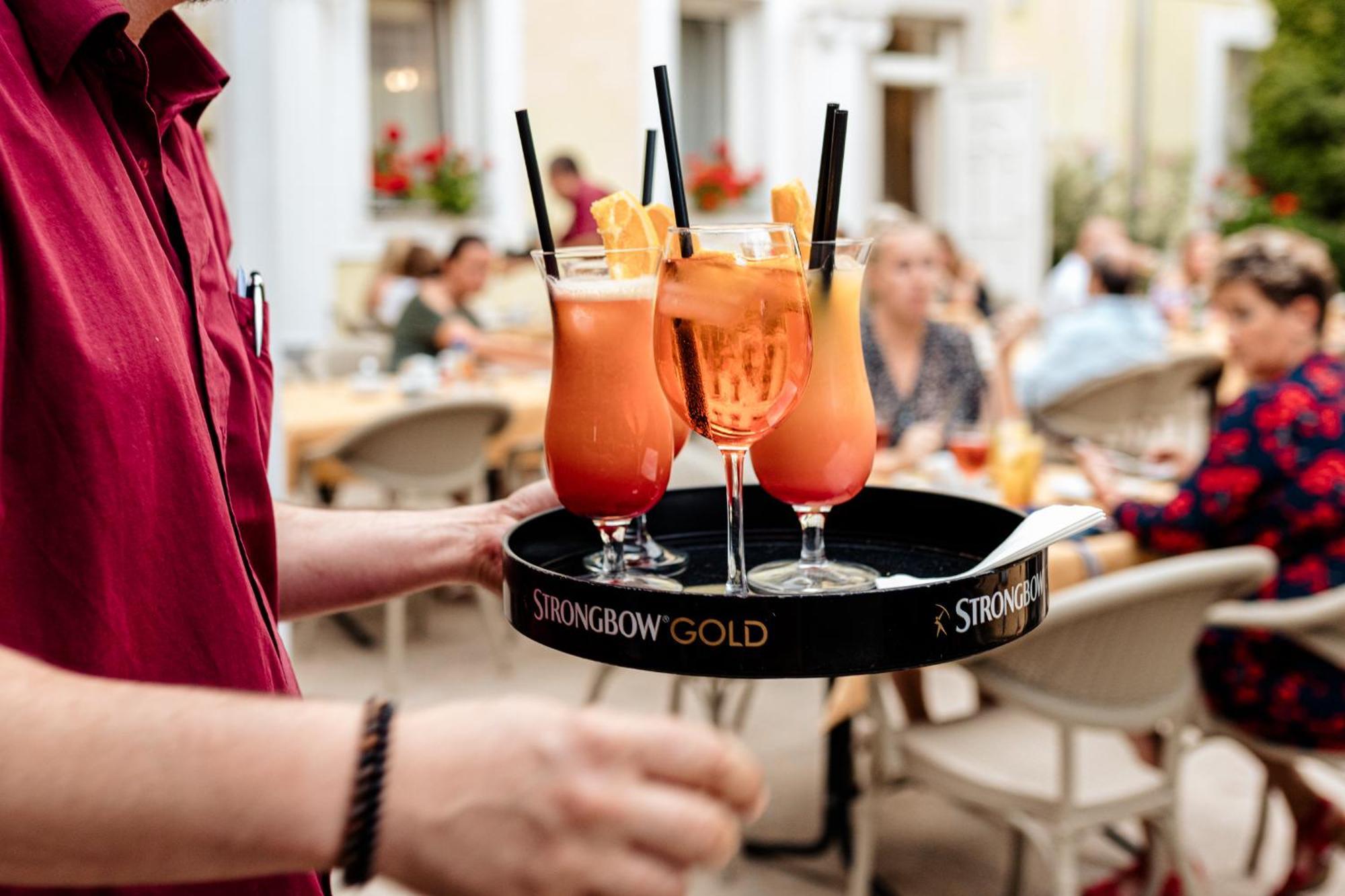 Hotel Korona Wellness, Rendezveny Es Borszalloda Егер Екстериор снимка