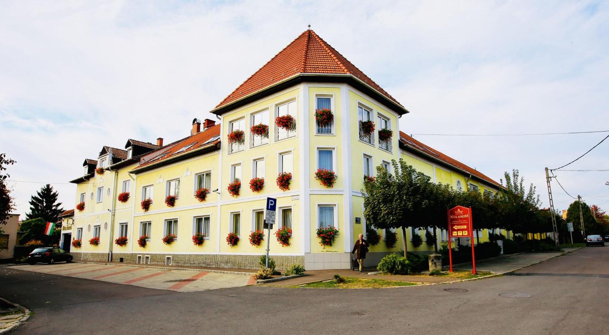 Hotel Korona Wellness, Rendezveny Es Borszalloda Егер Екстериор снимка