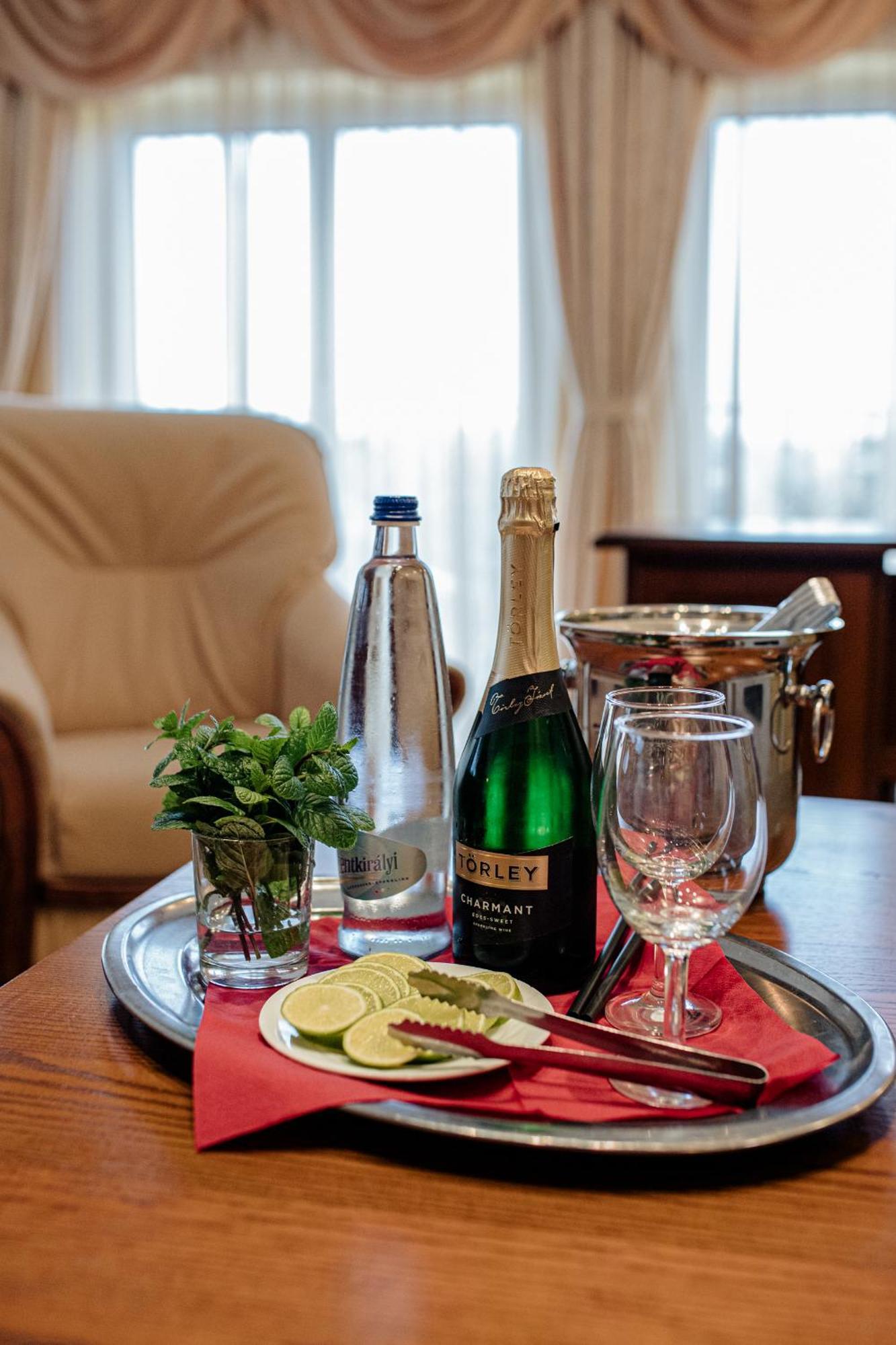 Hotel Korona Wellness, Rendezveny Es Borszalloda Егер Екстериор снимка