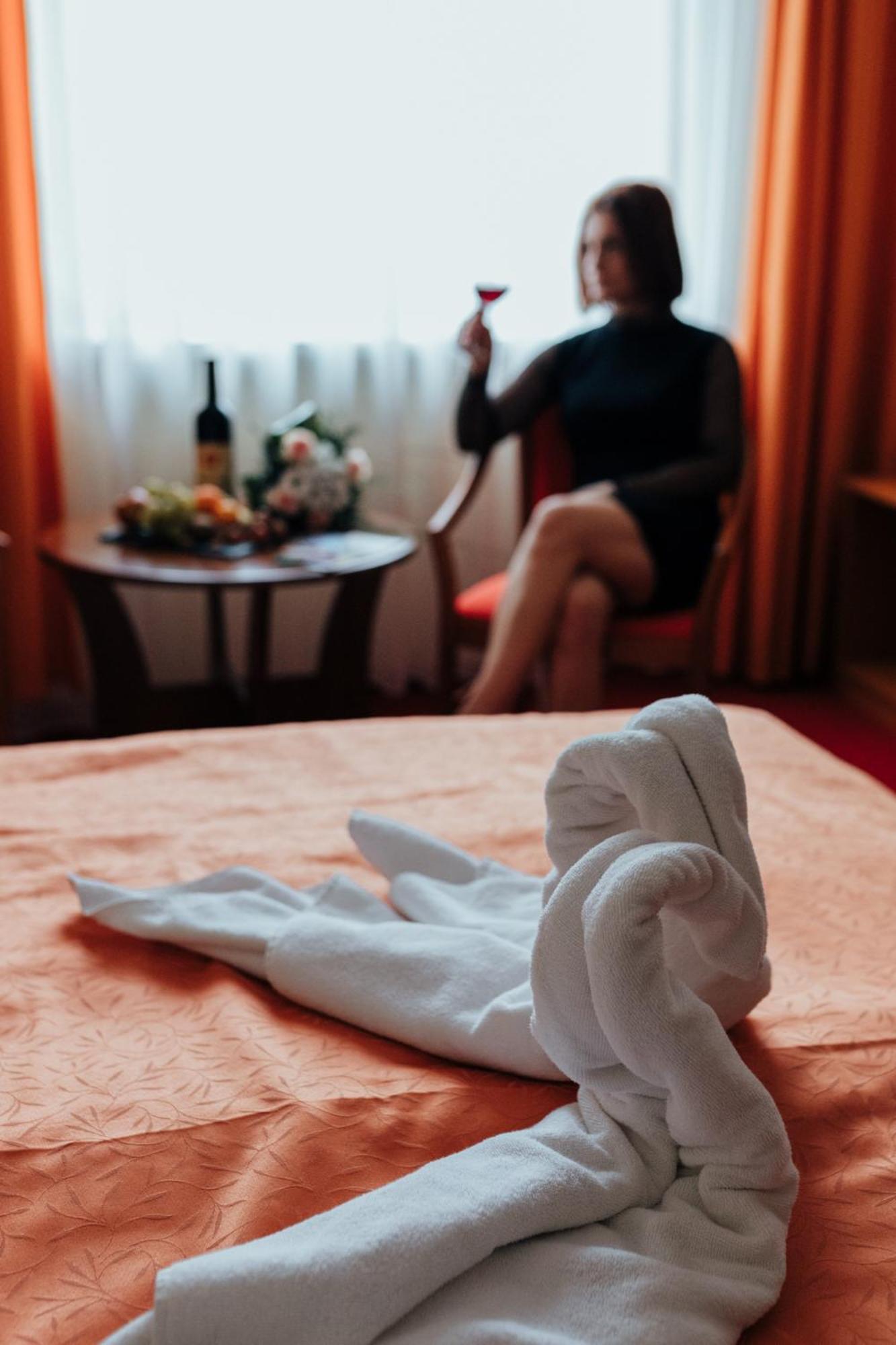 Hotel Korona Wellness, Rendezveny Es Borszalloda Егер Екстериор снимка