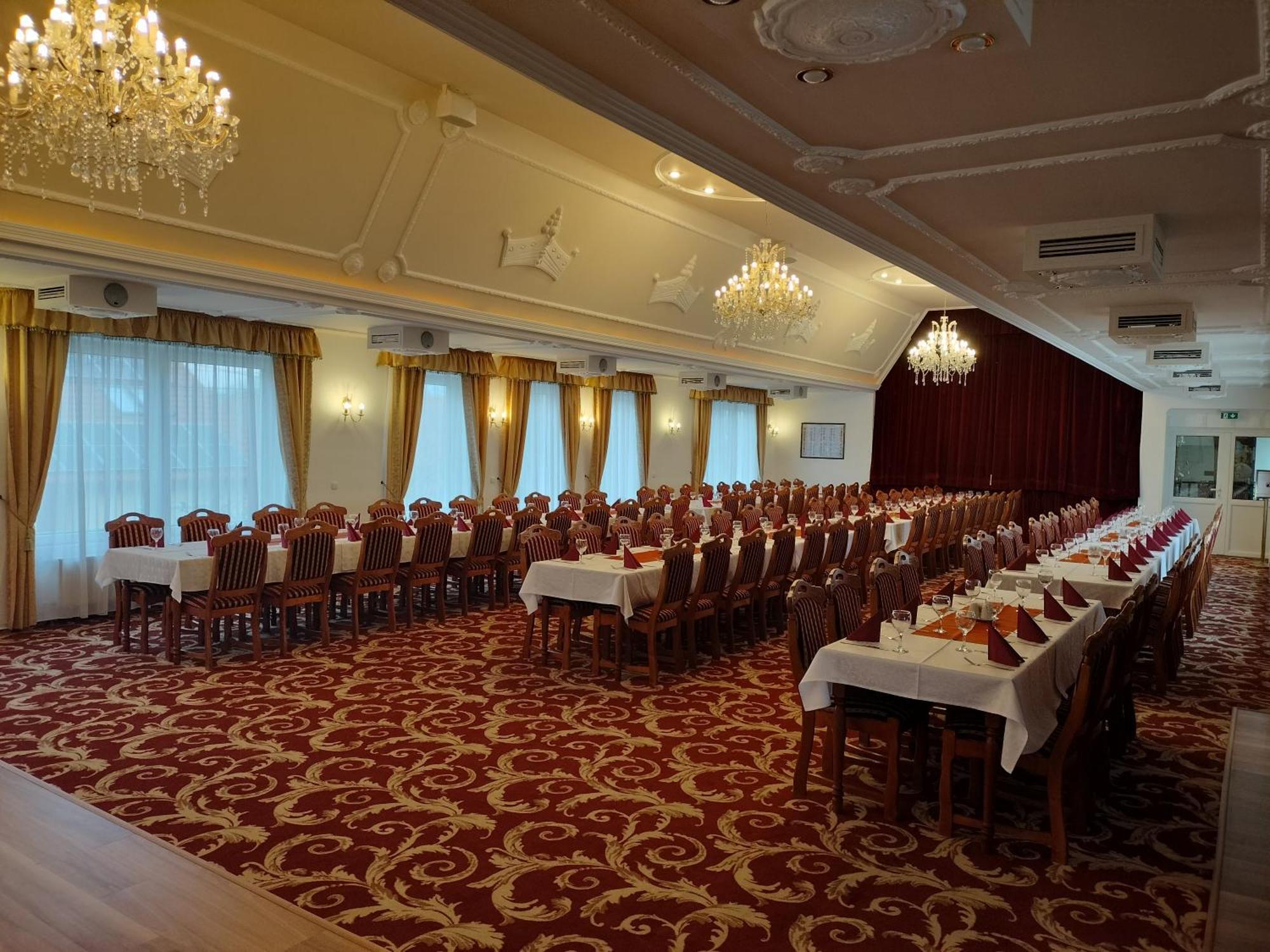 Hotel Korona Wellness, Rendezveny Es Borszalloda Егер Екстериор снимка