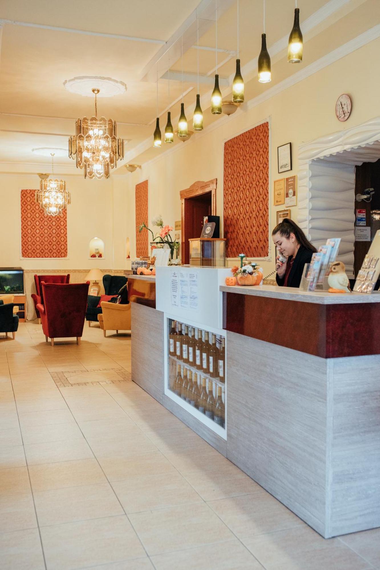 Hotel Korona Wellness, Rendezveny Es Borszalloda Егер Екстериор снимка