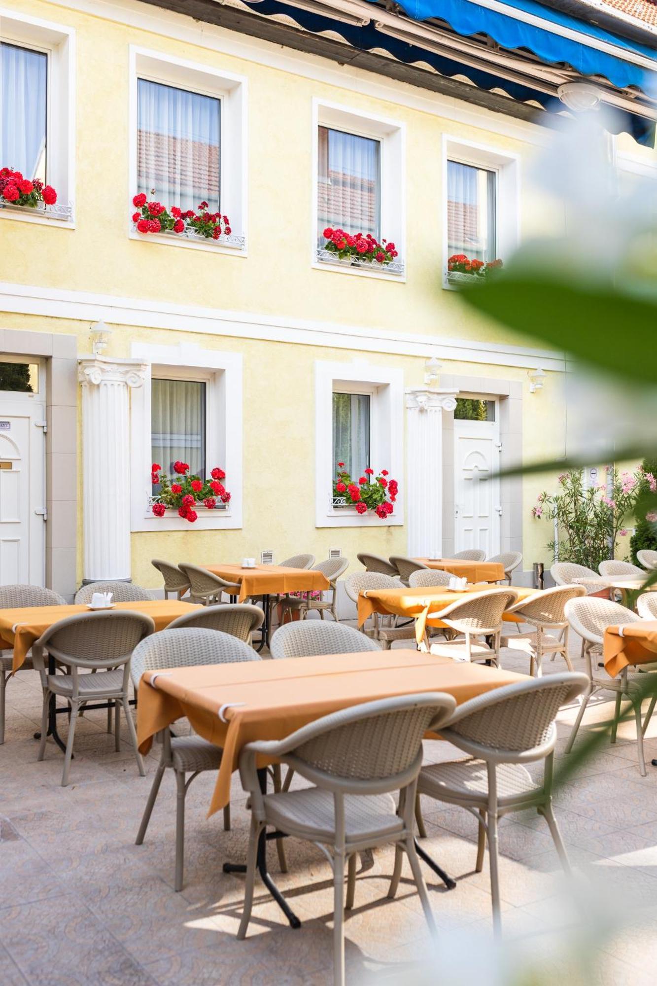 Hotel Korona Wellness, Rendezveny Es Borszalloda Егер Екстериор снимка