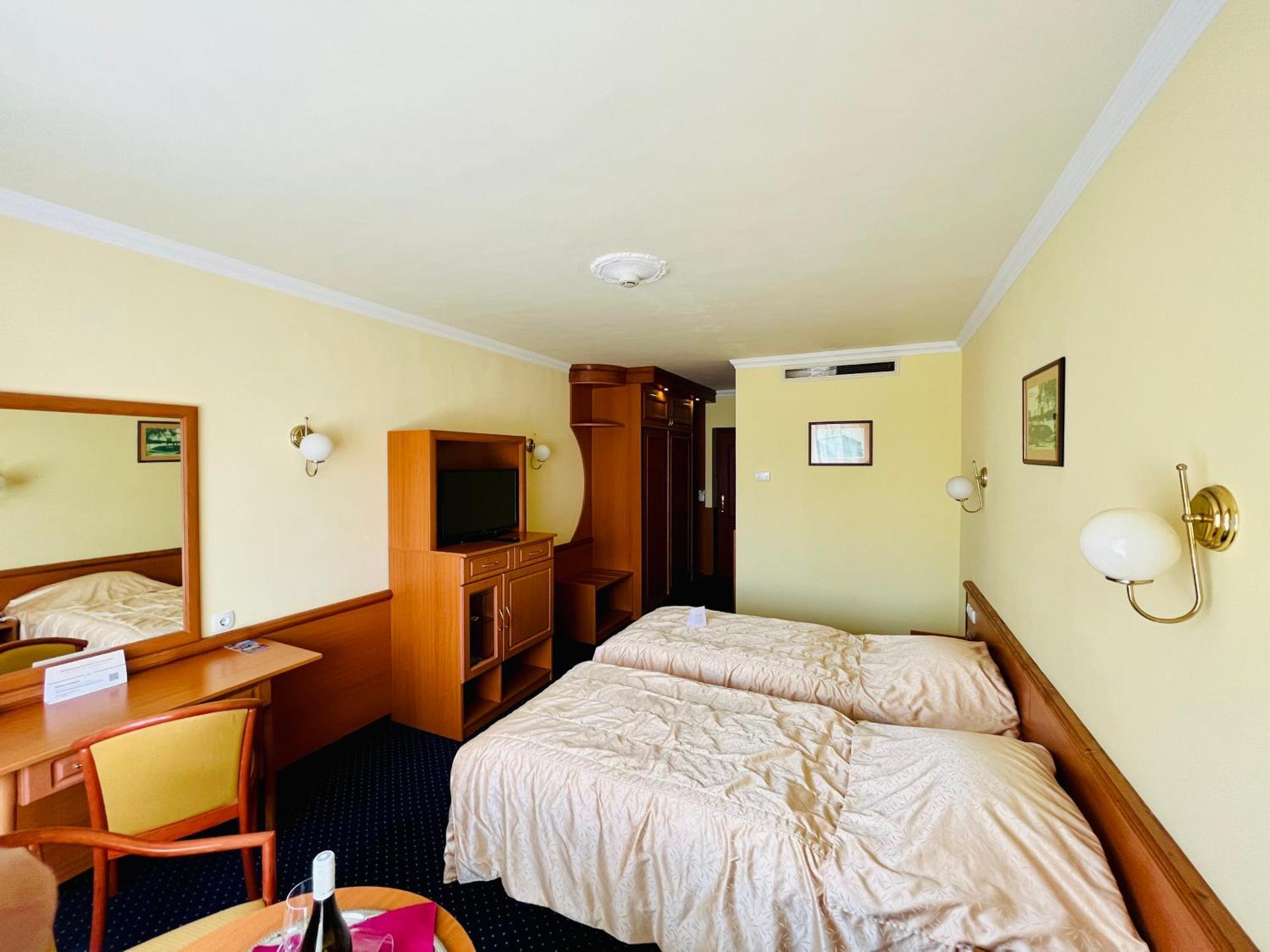 Hotel Korona Wellness, Rendezveny Es Borszalloda Егер Екстериор снимка