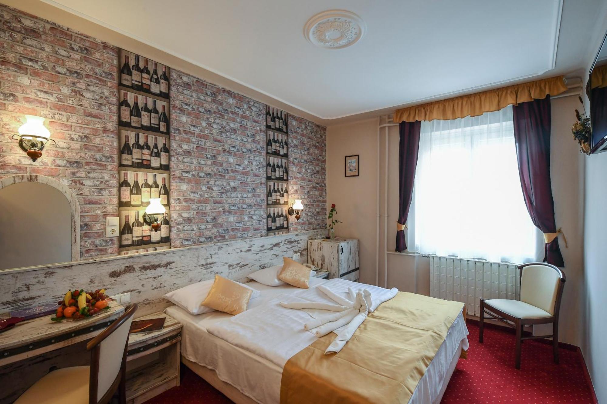 Hotel Korona Wellness, Rendezveny Es Borszalloda Егер Екстериор снимка