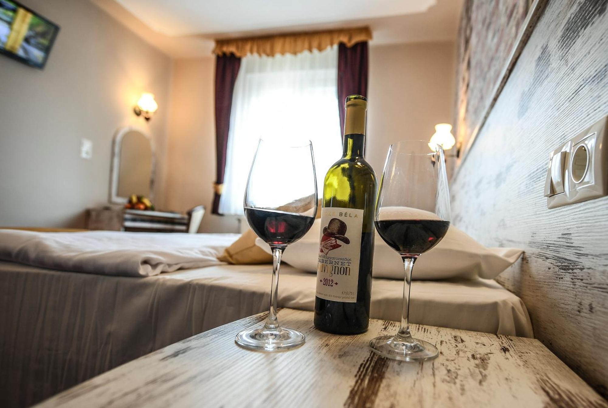 Hotel Korona Wellness, Rendezveny Es Borszalloda Егер Екстериор снимка