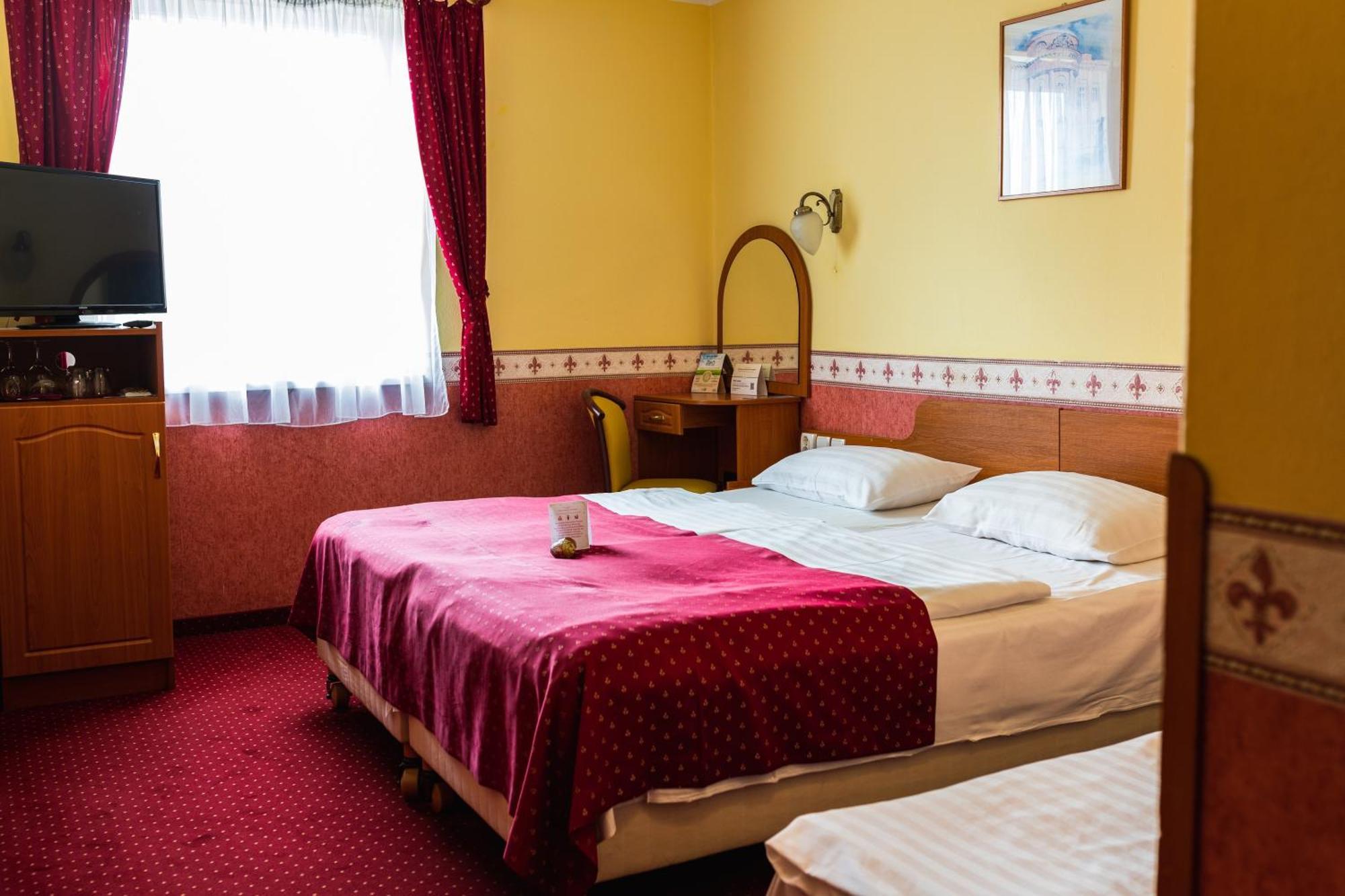 Hotel Korona Wellness, Rendezveny Es Borszalloda Егер Екстериор снимка