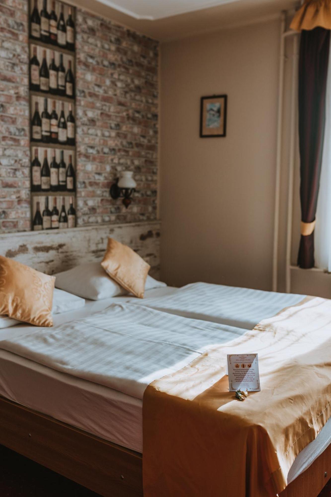Hotel Korona Wellness, Rendezveny Es Borszalloda Егер Екстериор снимка