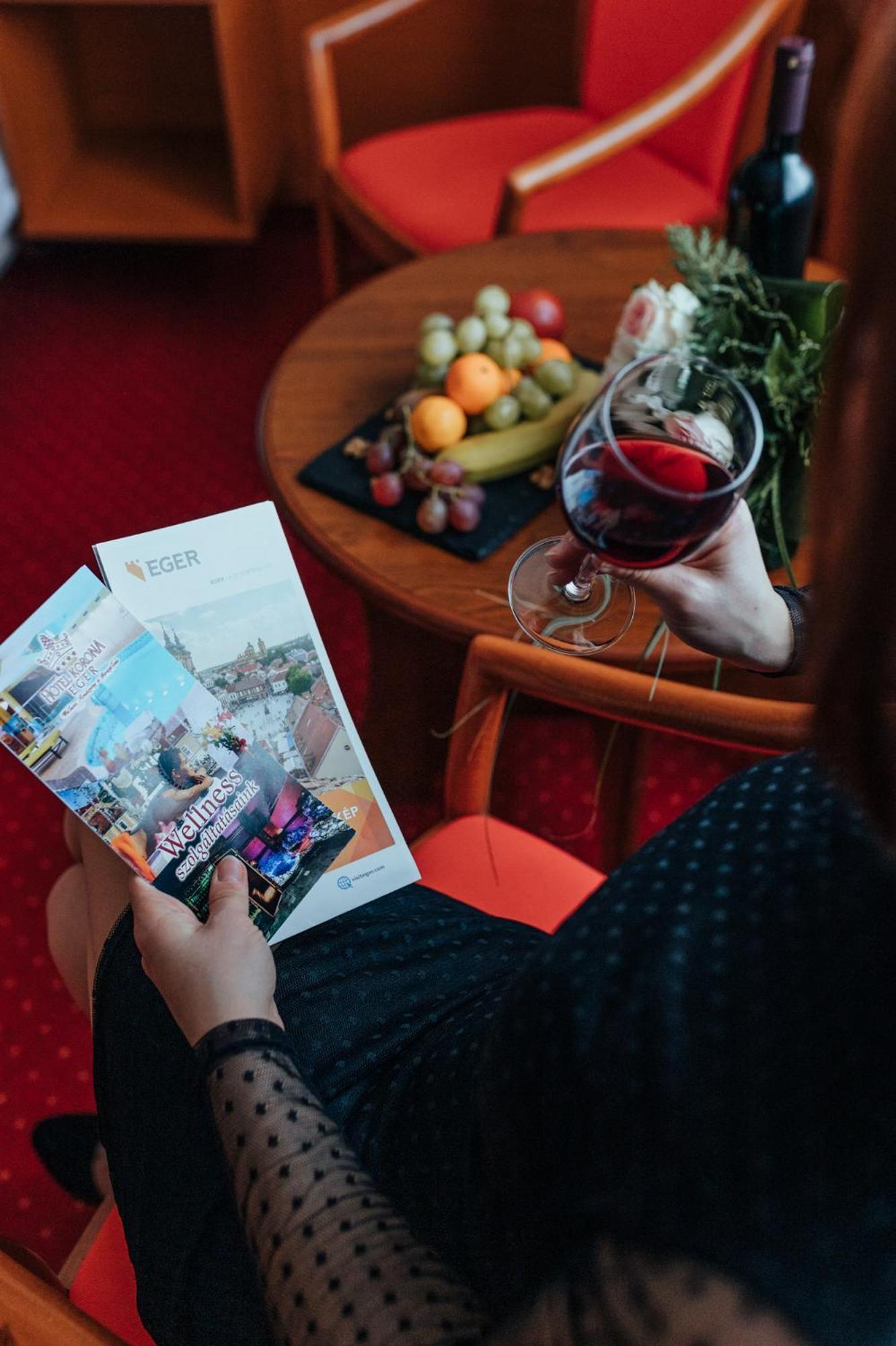 Hotel Korona Wellness, Rendezveny Es Borszalloda Егер Екстериор снимка
