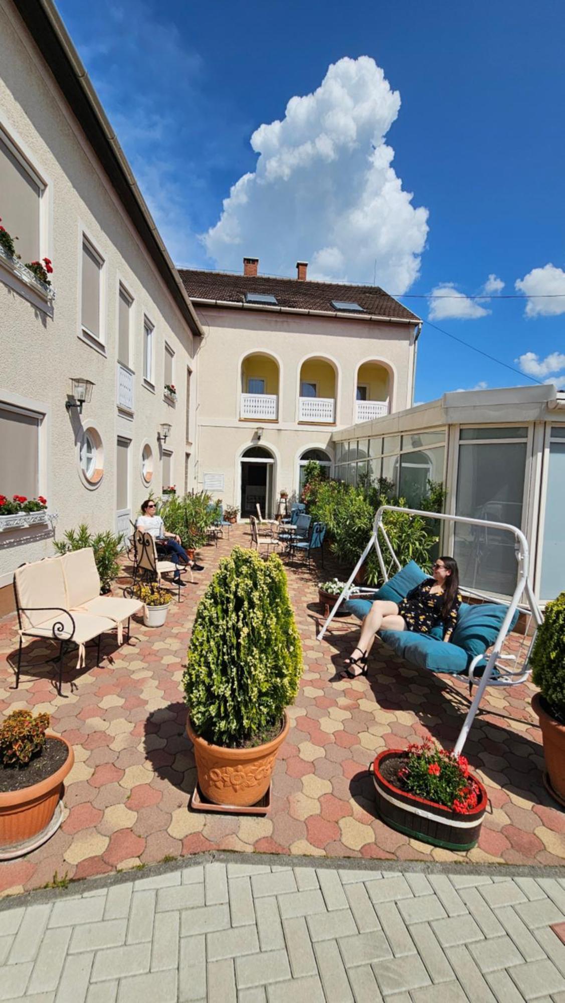 Hotel Korona Wellness, Rendezveny Es Borszalloda Егер Екстериор снимка