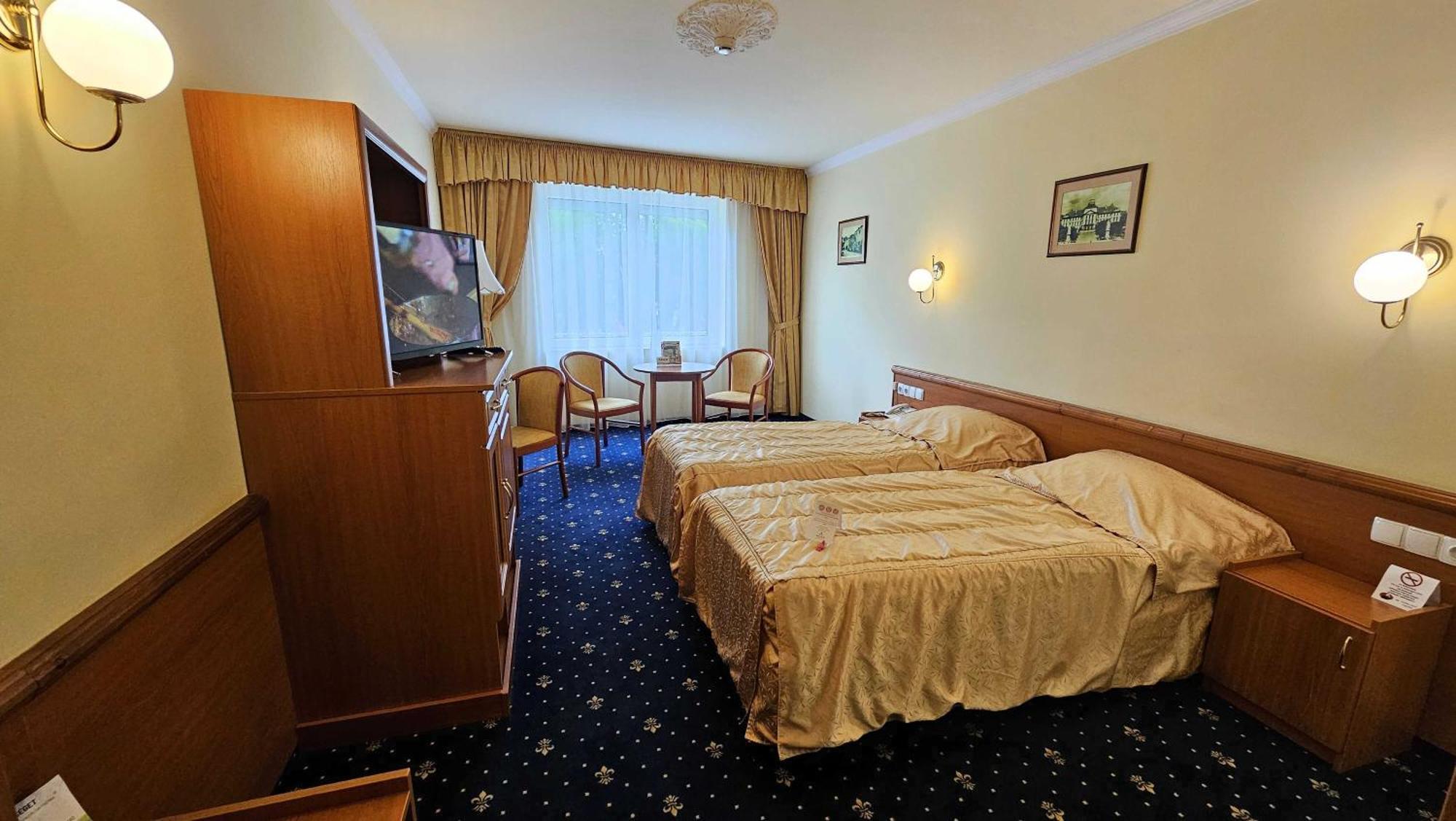 Hotel Korona Wellness, Rendezveny Es Borszalloda Егер Екстериор снимка