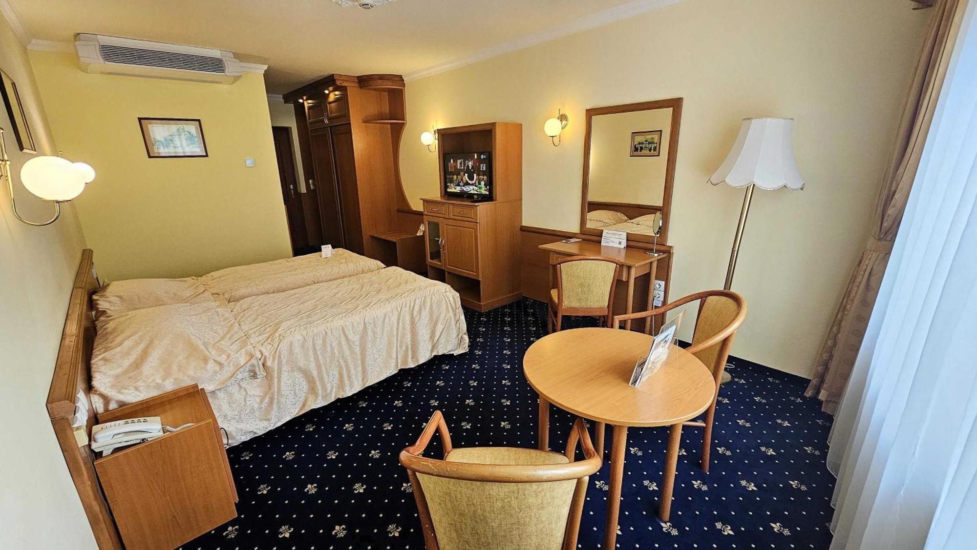 Hotel Korona Wellness, Rendezveny Es Borszalloda Егер Екстериор снимка