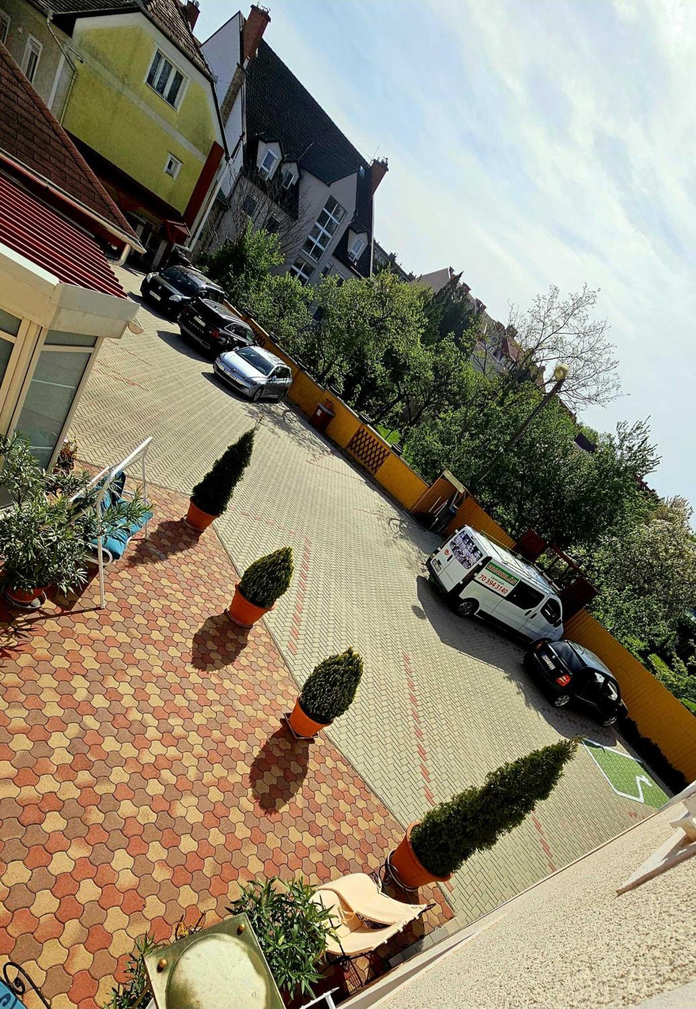Hotel Korona Wellness, Rendezveny Es Borszalloda Егер Екстериор снимка