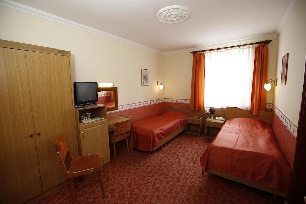 Hotel Korona Wellness, Rendezveny Es Borszalloda Егер Екстериор снимка