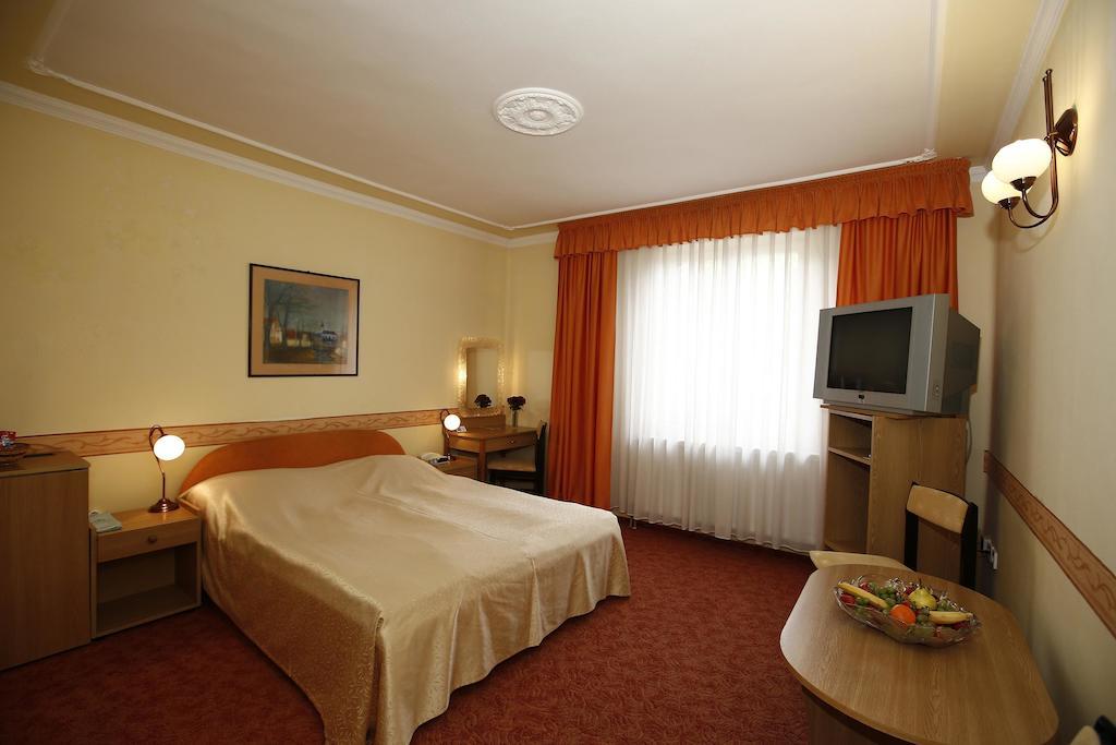 Hotel Korona Wellness, Rendezveny Es Borszalloda Егер Екстериор снимка