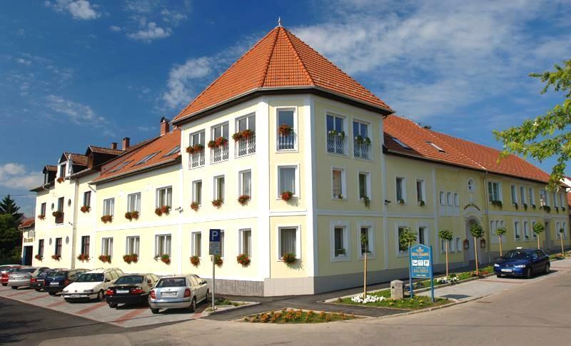 Hotel Korona Wellness, Rendezveny Es Borszalloda Егер Екстериор снимка