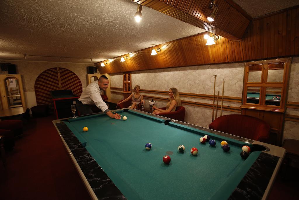 Hotel Korona Wellness, Rendezveny Es Borszalloda Егер Екстериор снимка